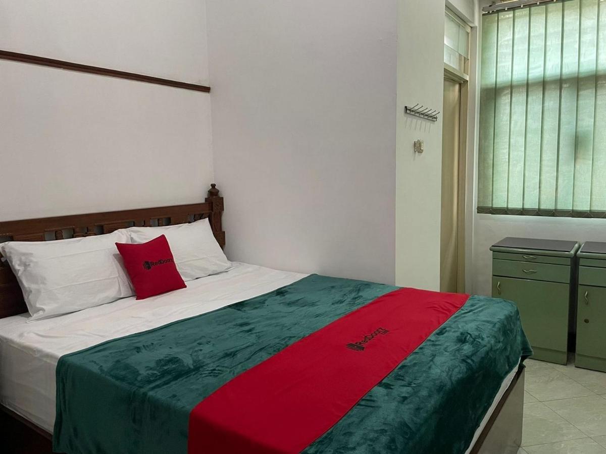 Hotel Reddoorz Syariah @ Karang Pilang Karangpilang Exteriér fotografie