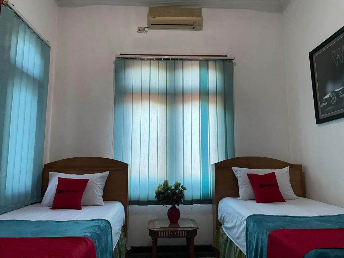 Hotel Reddoorz Syariah @ Karang Pilang Karangpilang Exteriér fotografie